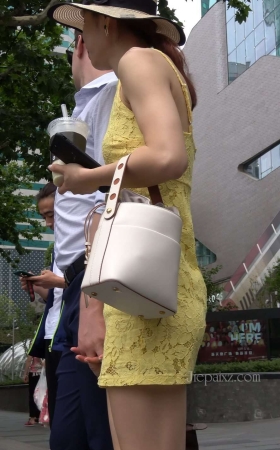 4K - 街拍黄色吊带裙美女[1.40 GB/MP4]