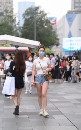 天生爱拍热裤美女
