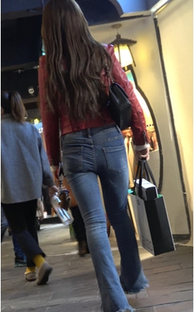 红色皮衣牛仔裤小姐姐