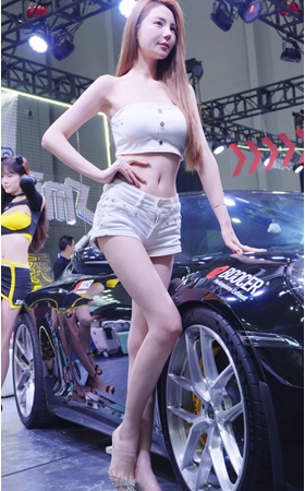 热裤美模