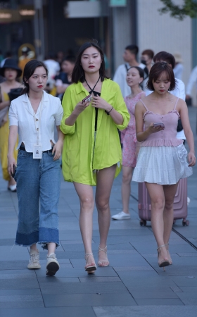 短发美女
