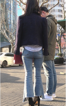 蓝色牛仔喇叭裤气质美女