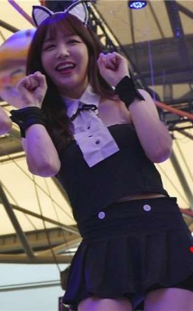 很会卖萌的性感黑丝showgirl