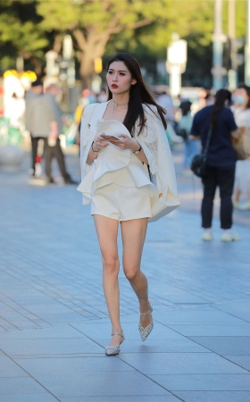 四九城嘎子街拍作品 - 漂亮的长腿大眼妹