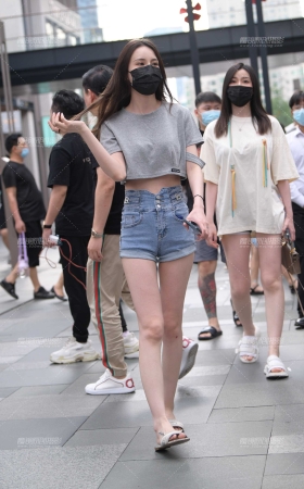热裤女孩 [24P]