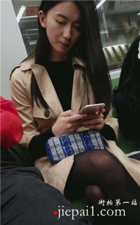 地铁上拍摄黑丝美腿性感女神姐姐