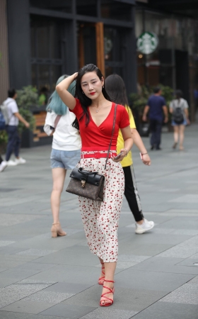 美女今天心情不错