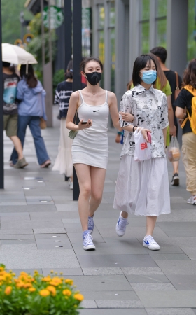 夏日包臀裙美眉