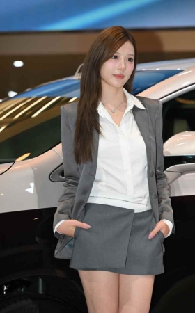 网红美女牛牛OL制服 [89P-1.69GB]