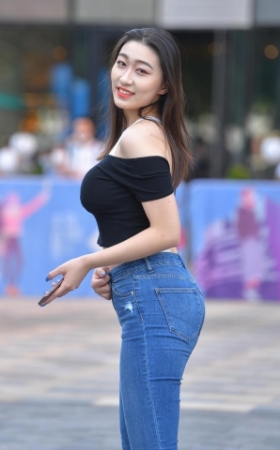 肌肤如雪的丰腴紧牛美女