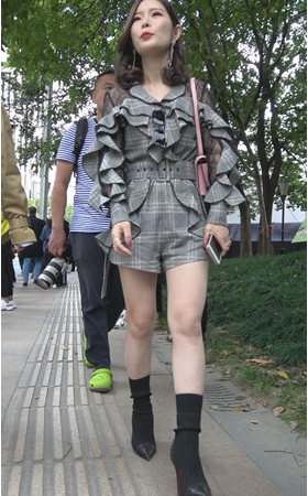 黑色短靴小姐姐