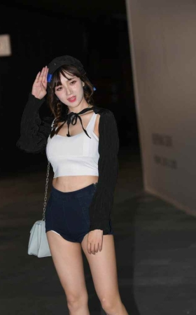 自信大气黑白配 [386P1V-9.49GB]
