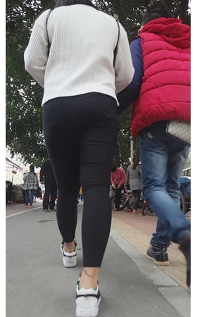 黑色紧身裤妹子