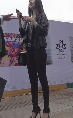 漂亮的黑色牛仔裤高跟美女