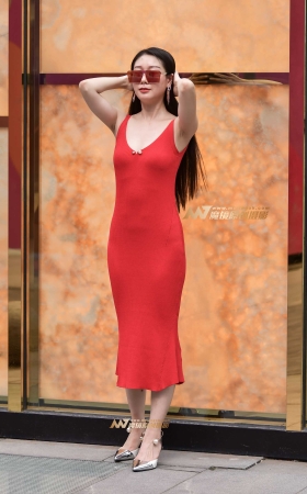 左手倒影赛帖：红裙美女风采迷人 [22P]