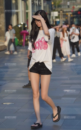 热裤小妹 [17P]
