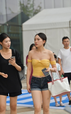 抹胸热裤小姐姐