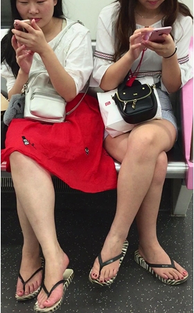 人字拖美腿玉足姐妹花