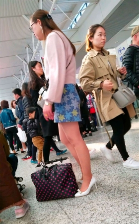 花短裙薄丝高跟美腿少妇