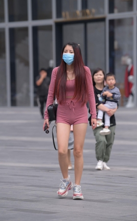 粉衣长发小姐姐