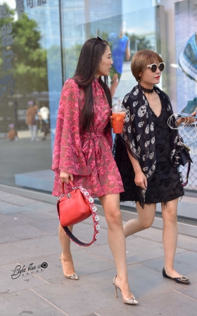 9.1 时尚的短裙长腿女郎 [13P]