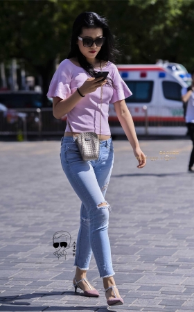 牛仔紧绷显美臀 [9P]
