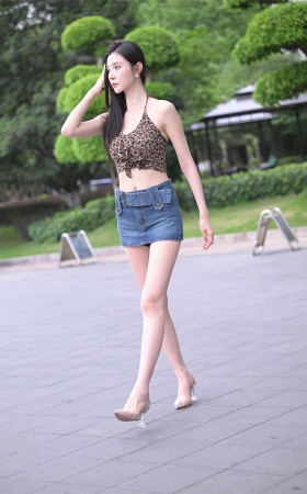 高挑牛仔裙豹纹小吊带