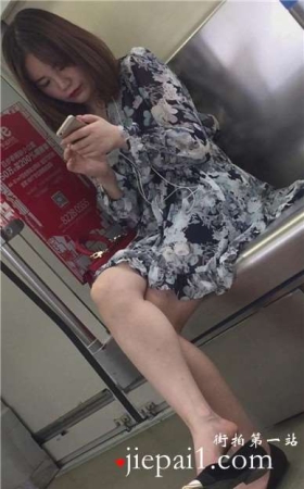 地铁上拍摄颜值超高的长腿妹子，一直低头玩手机。
