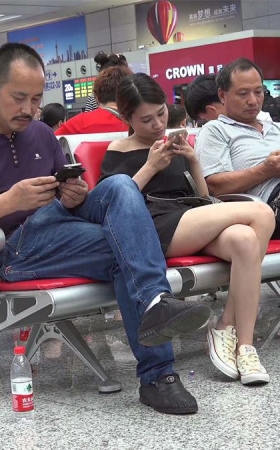 非典型候车大餐，细腿美女充满野性的露脚招式带你起飞