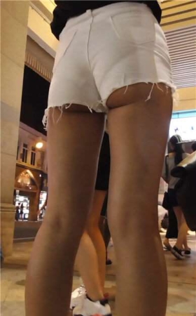 街拍白短热牛小美眉 [387 MB]