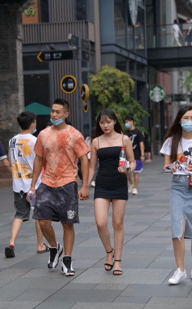 吊带包臀裙小姐姐