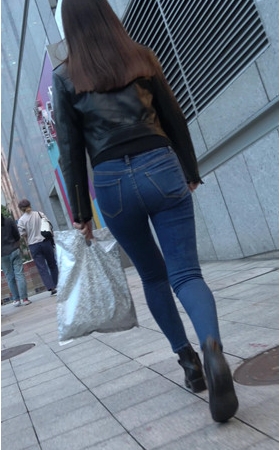 蓝色紧身牛仔裤小姐姐