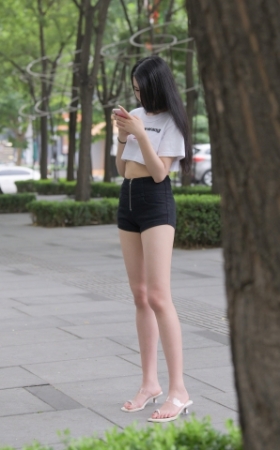 黑色热裤美腿美女