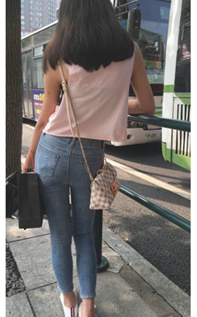 玩手机的漂亮蓝牛妹