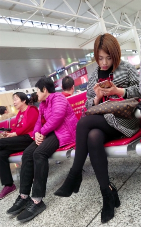 黑丝美腿短发、专注低头玩手机