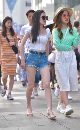 清凉的夏装热裤美眉 [22P]