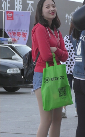 红衣牛仔短裤美女
