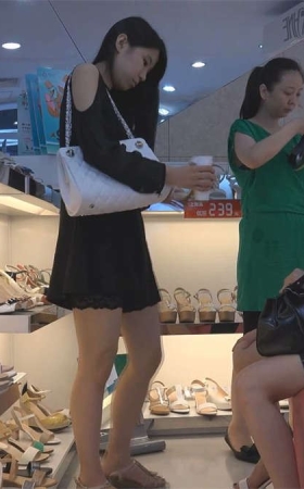 两双如此相似的玉足竟然还试穿同款