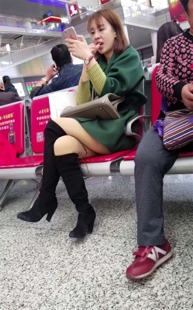 候车室的美颜小姐姐，玩手机怎么还啃手指头呢