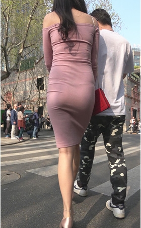 连体包臀丰腴美女