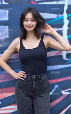仔裤美眉 [17P]