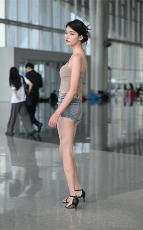 牛仔短裤美腿