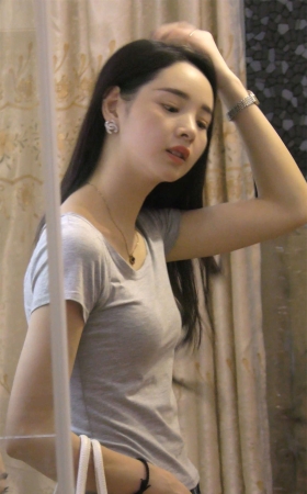 蓝色紧身牛仔裤美眉