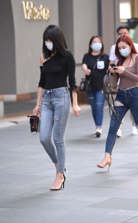 黑衣牛仔裤美女