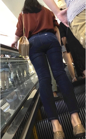 两个牛仔紧身裤美女