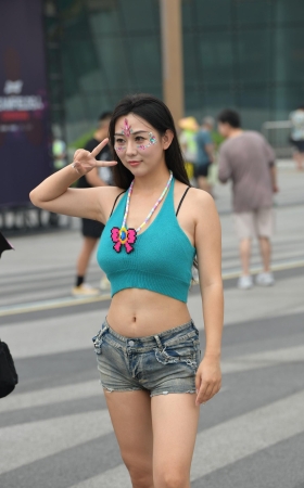 紧致热裤美女