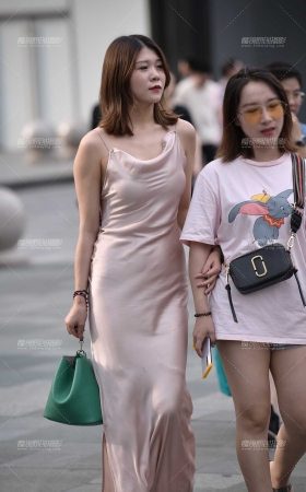 飘逸长发美女 [19P]