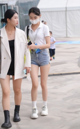 热裤美腿女孩