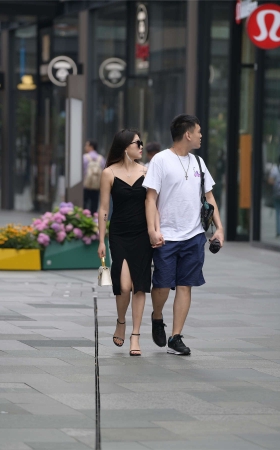 视觉冲击街拍作品 - 性感的吊带开叉裙美女