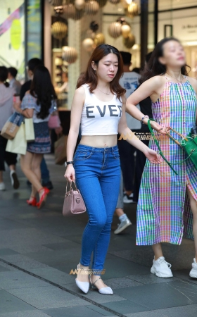 短装露腰 紧牛翘臀 美眉 [20P]